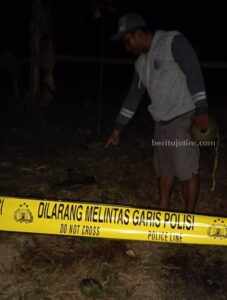 Warga Sumenep Ngebor Sumur Keluar Air Bercampur Gas Warga menunjukkan lokasi sumur bor yang mengeluarkan air campur gas (foto : ist)