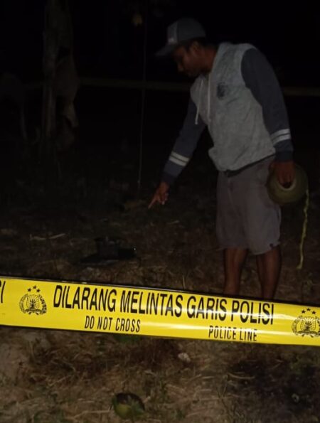 Warga menunjukkan lokasi sumur bor yang mengeluarkan air campur gas (foto : ist)