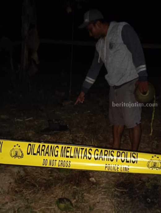 Warga menunjukkan lokasi sumur bor yang mengeluarkan air campur gas (foto : ist)