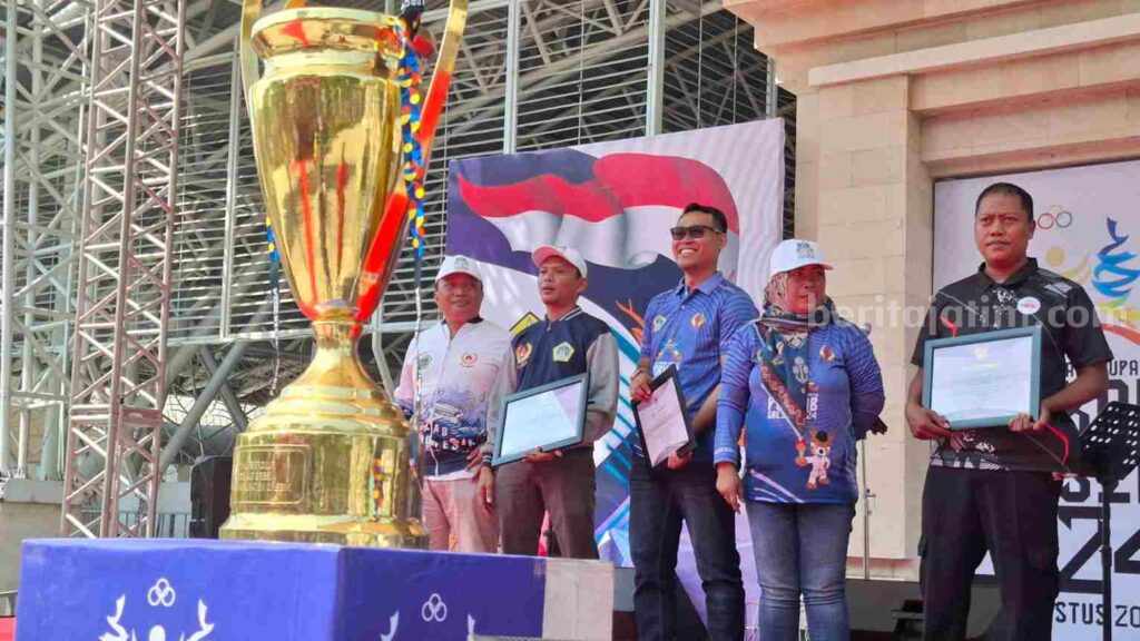 Kontingen Kecamatan Gresik Kota saat menerima piala juara umum