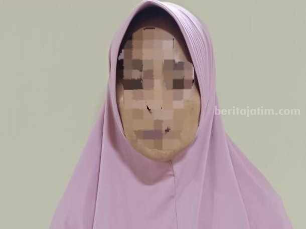 Tersangka E, ibu kandung yang menjual anaknya (Foto: Humas Polres Sumenep)
