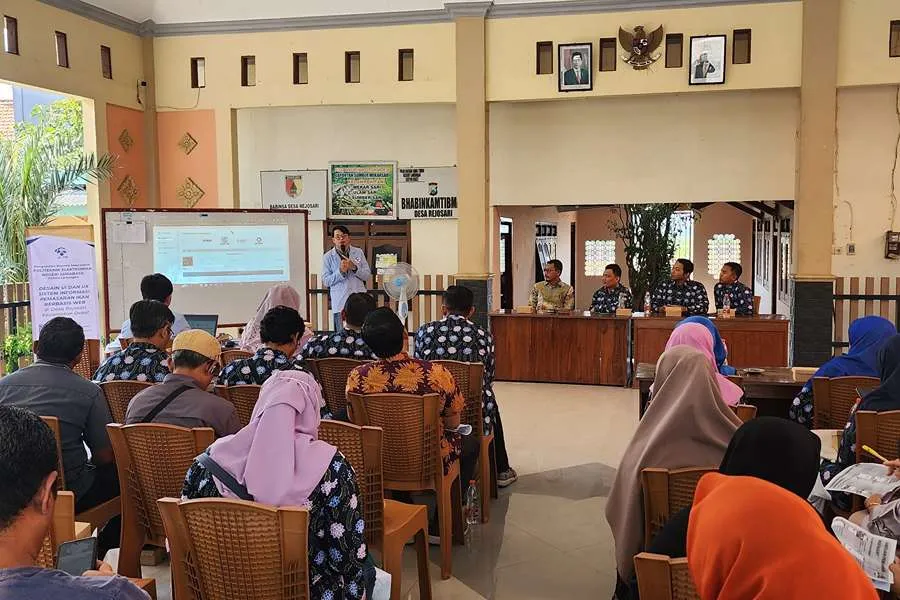 Sosialisasi penggunaan website Sistem Informasi Pemasaran Ikan.