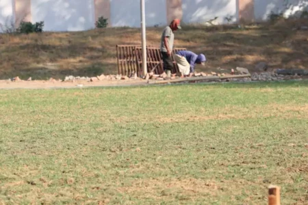 Revitalisasi Stadion GBK Ponorogo Dikebut, Penanaman Rumput Standar FIFA Hampir Selesai Pergantian rumput di stadion GBK hampir selesai. (Foto/Istimewa)