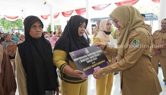 Ribuan Pedagang Kecil di Banyuwangi Terima Bantuan Wenak
