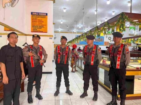 Puluhan Polisi Gresik Patroli Bersenjata Lengkap di Tempat Keramaian