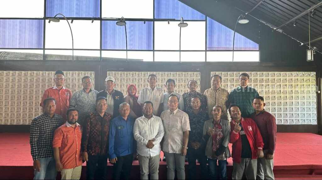 Foto paslon Cabup Yani dan Cawabup Gresik Alif (baju putih) bersama pimpinan partai non parlemen.