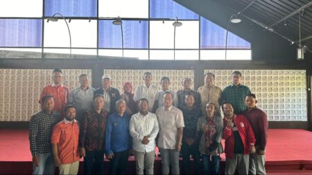 9 Partai Non Parlemen Dukung Paslon Yani-Alif di Pilkada Gresik Foto paslon Cabup Yani dan Cawabup Gresik Alif (baju putih) bersama pimpinan partai non parlemen.