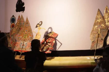 Pagelaran Wayang Kulit di Untag Surabaya Ajak Generasi Muda Lestarikan Budaya