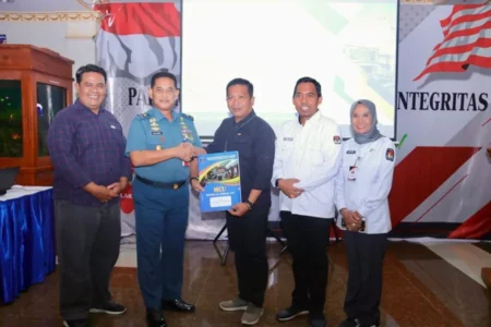 Siap Bertarung di Pilkada, Dua Bapaslon Bupati dan Wabup Ponorogo Lolos Tes Kesehatan Kepala RSPAL dr Ramelan, Laksamana Pertama dr Sujoko Purnomo saat menyerahkan hasil pemeriksaan kesehatan bapaslon bupati dan wakil bupati Ponorogo kepala Ketua KPU Ponorogo, R. Gaguk Ika Prayitna. (Foto/KPU Ponorogo)