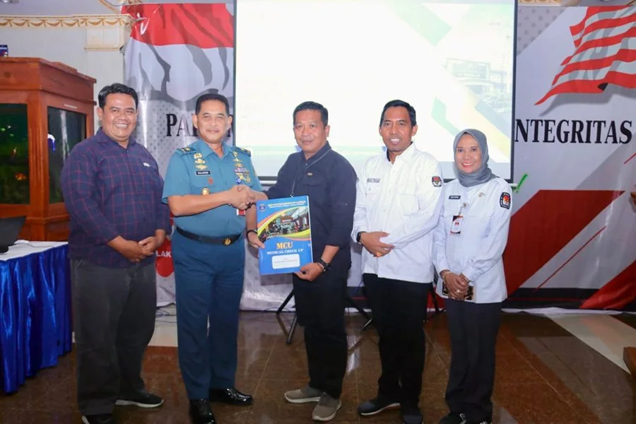 Kepala RSPAL dr Ramelan, Laksamana Pertama dr Sujoko Purnomo saat menyerahkan hasil pemeriksaan kesehatan bapaslon bupati dan wakil bupati Ponorogo kepala Ketua KPU Ponorogo, R. Gaguk Ika Prayitna. (Foto/KPU Ponorogo)