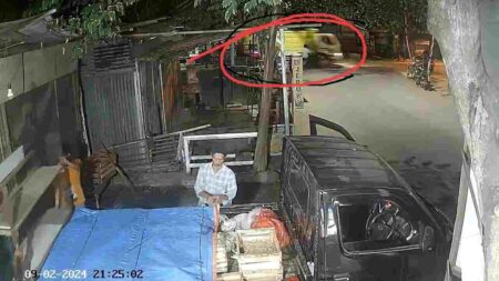 Bruuaakkk… Pelajar di Mojokerto Tertabrak Truk Terekam CCTV