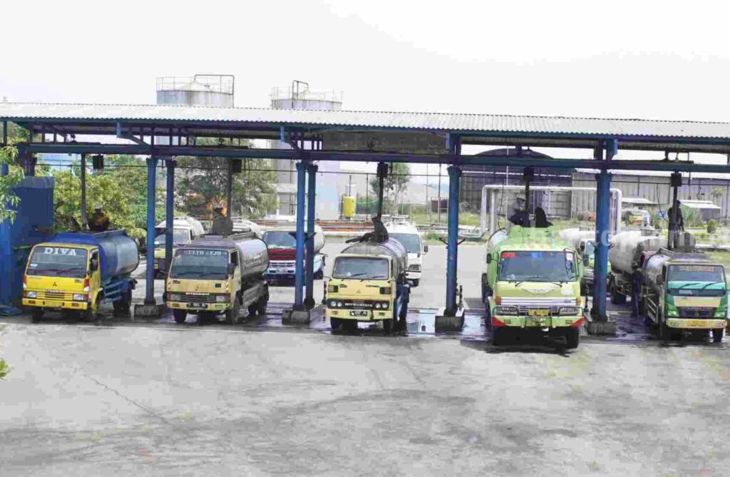 Sejumlah truk mengangkut Pupuk Hayati Enero dari pabrik PT ENERO di Desa Gempolkrep, Kecamatan Gedeg, Kabupaten Mojokerto. [Foto: Ist]