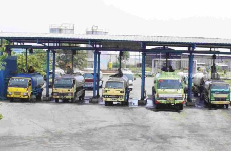 Sejumlah truk mengangkut Pupuk Hayati Enero dari pabrik PT ENERO di Desa Gempolkrep, Kecamatan Gedeg, Kabupaten Mojokerto. [Foto: Ist]