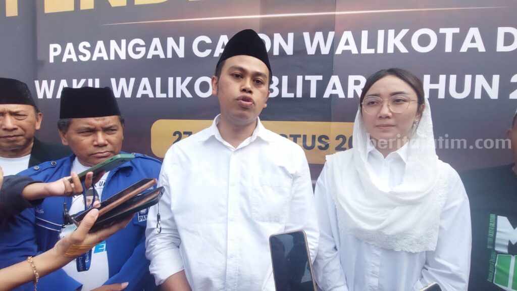 Pasangan Syauqul Muhibbin-Elim Tyu Samba saat mendaftar di KPU Kota Blitar beberapa waktu lalu. (foto : Winanto/beritajatim.com)