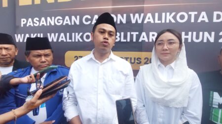 Sempat Terganjal, Berkas Pendaftaran Pasangan Ibin-Elim Akhirnya Diterima KPU Blitar Pasangan Syauqul Muhibbin-Elim Tyu Samba saat mendaftar di KPU Kota Blitar beberapa waktu lalu. (foto : Winanto/beritajatim.com)
