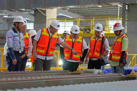 Deputi I Kantor Staf Presiden Febry Calvin Tetelepta (dua dari kiri) meninjau area Electrorefinery PT Freeport Indonesia di KEK Gresik .