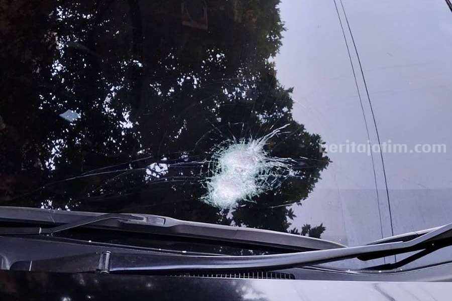 Mobil Bacabup Pasuruan Gus Mujib Dilempar Batu di Kejayan