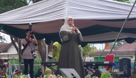 Khofifah Indar Parawansa saat menghadiri acara di Kabupaten Blitar, Kamis (12/9/2024). (foto : Winanto/beritajatim.com)