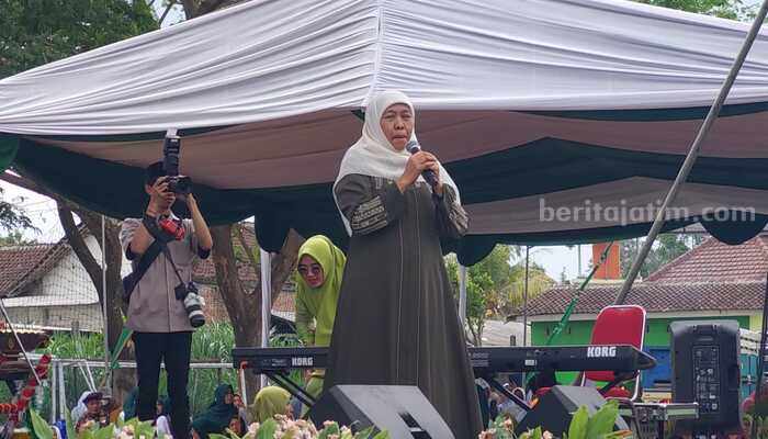 Khofifah Indar Parawansa saat menghadiri acara di Kabupaten Blitar, Kamis (12/9/2024). (foto : Winanto/beritajatim.com)