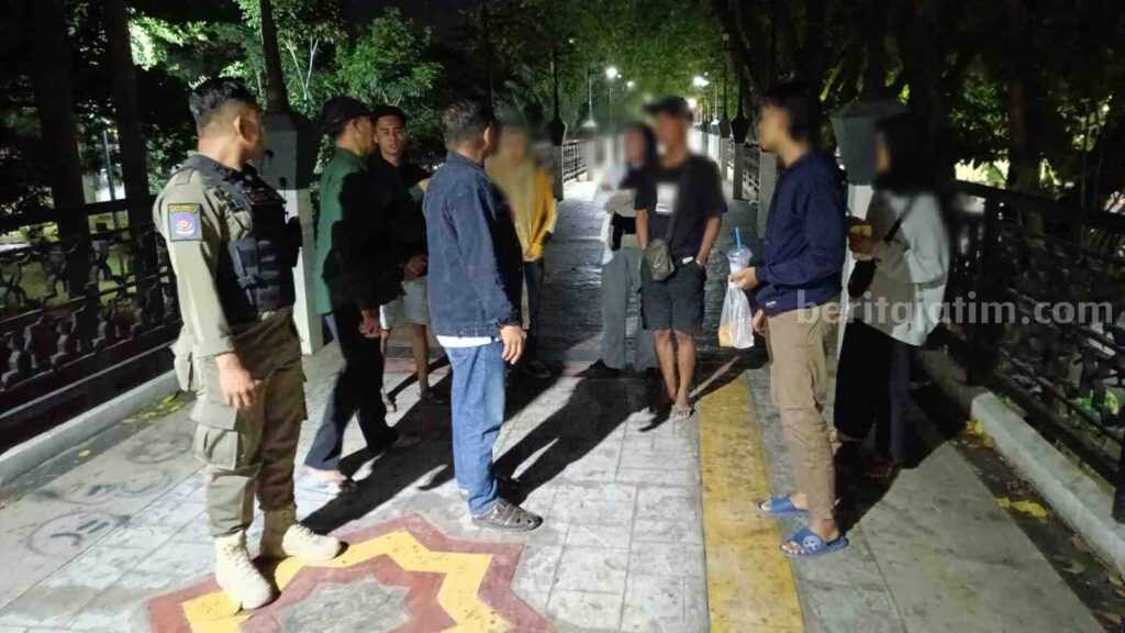 Foto petugas Satpol PP saat mengamankan pasangan muda-mudi di Alun-Alun Gresik.