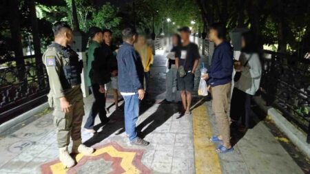 Foto petugas Satpol PP saat mengamankan pasangan muda-mudi di Alun-Alun Gresik.