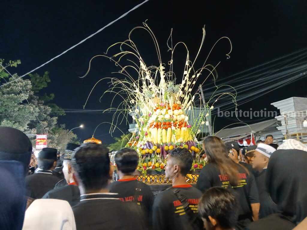 Arak-arakan tumpeng saat Rebo Wekasan di Desa Suci Gresik.