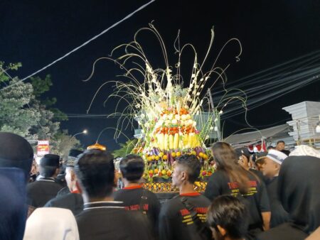 Dari Zaman Sunan Giri, Tradisi Rebo Wekasan Gresik Selalu Pecah Arak-arakan tumpeng saat Rebo Wekasan di Desa Suci Gresik.