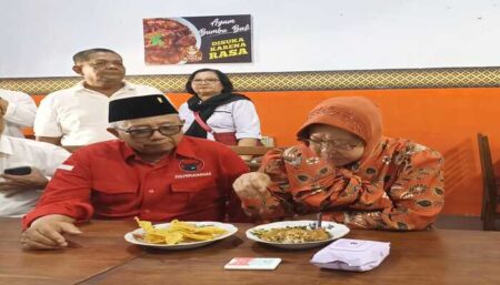 Cabup Blitar, Rijanto menemani Cagub Jatim Tri Rismaharini makan nasi pecel di Blitar, Rabu (4/9/2024). (foto : Winanto/beritajatim.com)