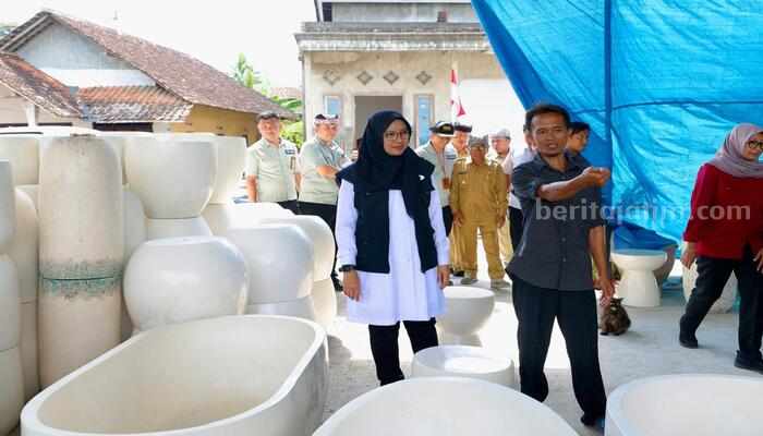 Menengok Rumah Produksi Furnitur dari Limbah Plastik Berkualitas Ekspor di Banyuwangi