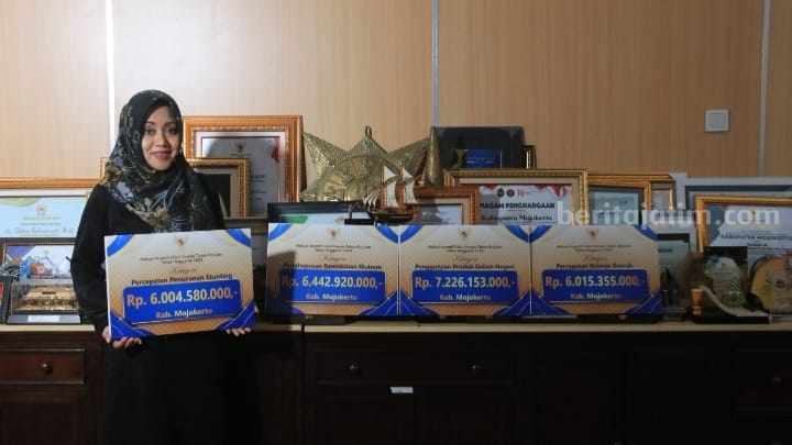 Bupati Mojokerto Ikfina Fahmawati menerima insentif fiskal sebesar Rp25.689.008.000 dari Kementerian Keuangan RI. [Foto: Ist]