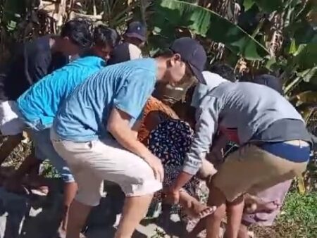 Sejumlah warga mengevakuasi korban dari sungai sedalam 5 meter di Dusun Bedagas, Desa Tunggalpager, Kecamatan Pungging, Kabupaten Mojokerto. [Foto : ist]