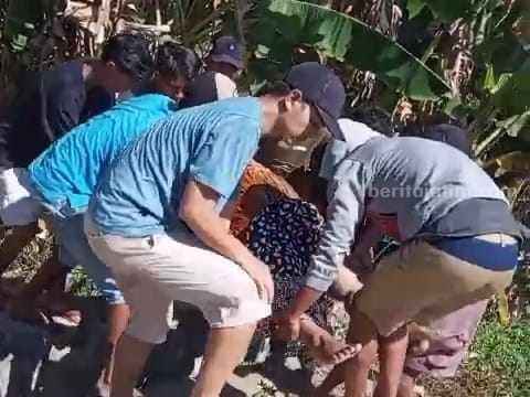 Sejumlah warga mengevakuasi korban dari sungai sedalam 5 meter di Dusun Bedagas, Desa Tunggalpager, Kecamatan Pungging, Kabupaten Mojokerto. [Foto : ist]