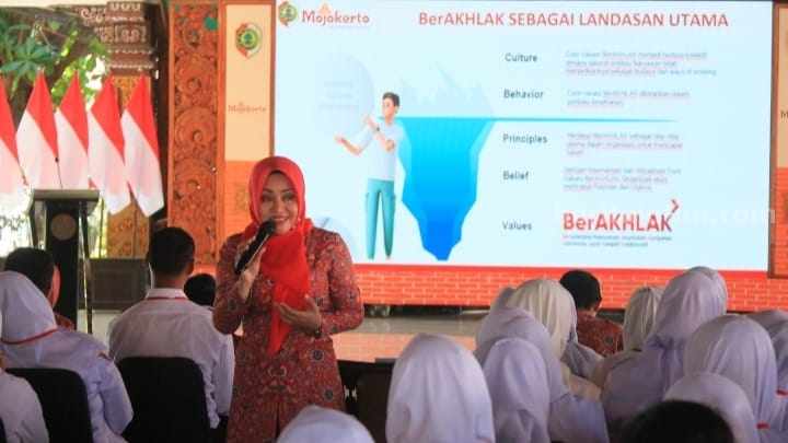 Bupati Mojokerto Ikfina Fahmawati saat menghadiri orientasi PPPK di Pendopo GMT Pemkab Mojokerto. [Foto: Ist]