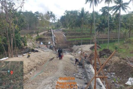 Jembatan di Pesisir Blitar Dibangun, Gelontorkan Anggaran Rp4 Miliar dari DBHCHT Pengerjaan jembatan di Dusun Kaligambang Desa Kaligambir Kecamatan Panggungrejo, Blitar. Jumat (6/9/2024). (foto : Winanto/beritajatim.com)