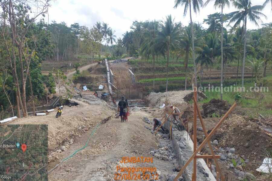 Pengerjaan jembatan di Dusun Kaligambang Desa Kaligambir Kecamatan Panggungrejo, Blitar. Jumat (6/9/2024). (foto : Winanto/beritajatim.com)