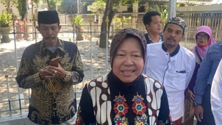 Jelang Pilgub Jatim 2024: Risma-Gus Hans Ziarahi Makam Sunan Ampel foto beritajatim