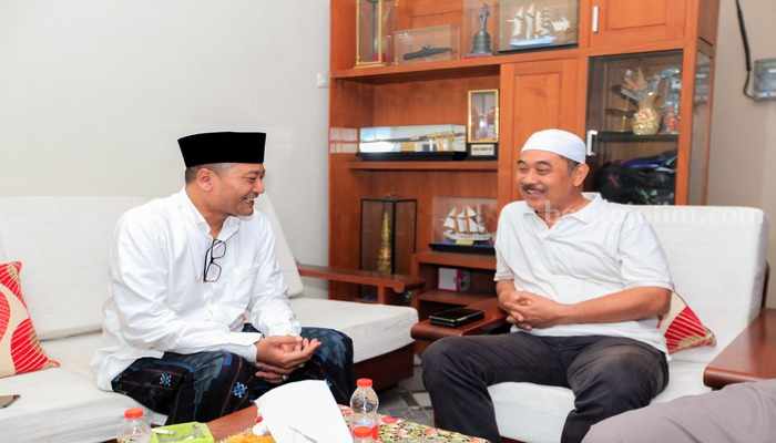 Calon Bupati Banyuwangi Ali Makki Zaini alias Gus Makki jalin silaturahmi di kediaman wakil Bupati Banyuwangi periode 2010 - 2021 Yusuf Widyatmoko. (ist)