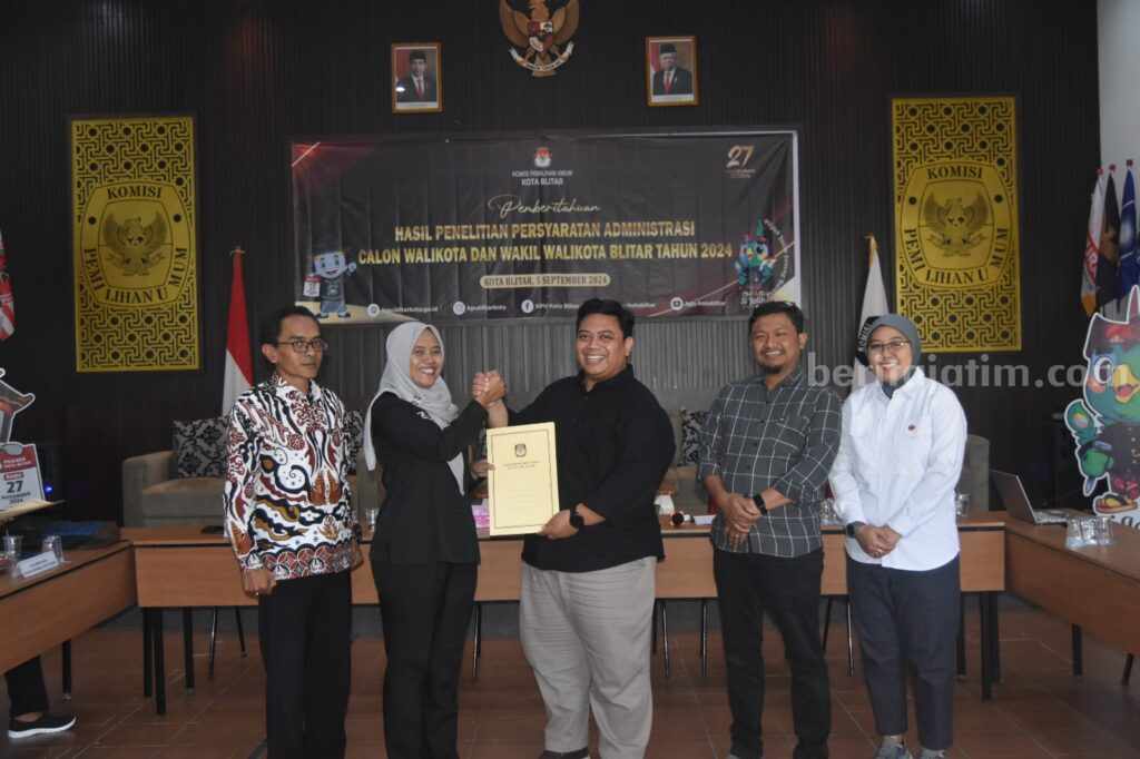 KPU Kota Blitar mengembalikan berkas pendaftaran 2 pasangan calon wali kota-wakil wali kota, Kamis (5/9/2024). (foto : Winanto/beritajatim.com)