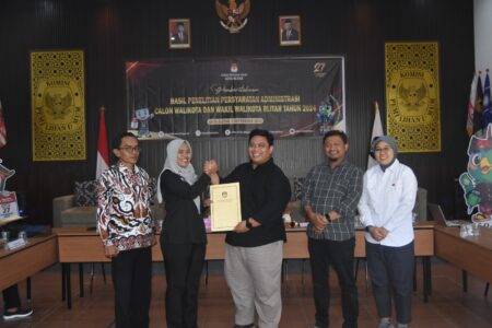 Berkas Pendaftaran 2 Calon Wali Kota Blitar Dikembalikan KPU, LHKPN Jadi Sebab? KPU Kota Blitar mengembalikan berkas pendaftaran 2 pasangan calon wali kota-wakil wali kota, Kamis (5/9/2024). (foto : Winanto/beritajatim.com)