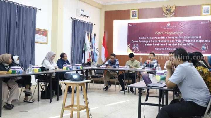  Divisi Teknis, KPU Kota Mojokerto, Ulil Abshor bersama perwakilan LO masing-masing bakal paslon. [Foto : ist]