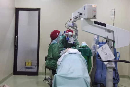 Warga Non-BPJS Ikuti Operasi Katarak Gratis di Klinik Mata dr Sjamsu Surabaya