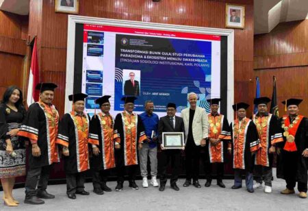 Disertasi Arif Afandi Bahas Transformasi BUMN Gula, Lulus dengan Predikat Cumlaude Arif Afandi, M. Si resmi menyandang gelar Doktor bidang ilmu sosiologi di Universitas Brawijaya (Foto: Dani Alifian/Beritajatim.com)