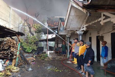Gudang Plastik di Purwosari Pasuruan Terbakar, 7 Rumah Terdampak