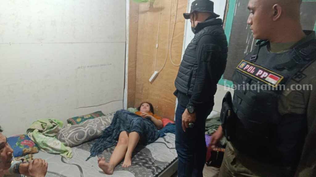 Foto petugas Satpol PP saat mengamankan dua orang bukan pasangan suami istri di dalam kamar cafe.