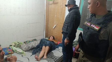 Satpol PP Gresik Amankan Bukan Pasutri di dalam Kamar Cafe Foto petugas Satpol PP saat mengamankan dua orang bukan pasangan suami istri di dalam kamar cafe.
