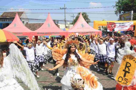 Warga Mojokerto Fashion Show Barang Daur Ulang