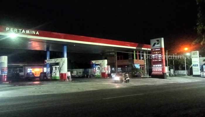 SPBU jalan Kalimantan kota Blitar yang BBMnya kosong, Minggu (8/9/2024). (foto : Winanto/beritajatim.com).