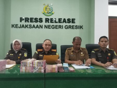 Kejari Gresik Terima Pengembalian Uang Dana Hibah Kasus Korupsi Diskoperindag foto beritajatim