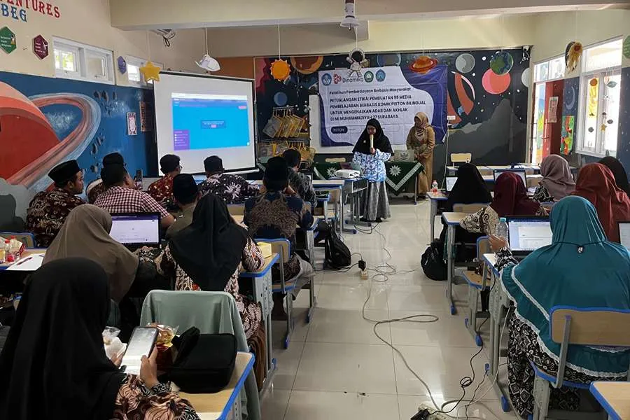 Workshop pembuatan komik adab Universitas Dinamika di Gedung Pertemuan MI Muhammadiyah 27 Surabaya.