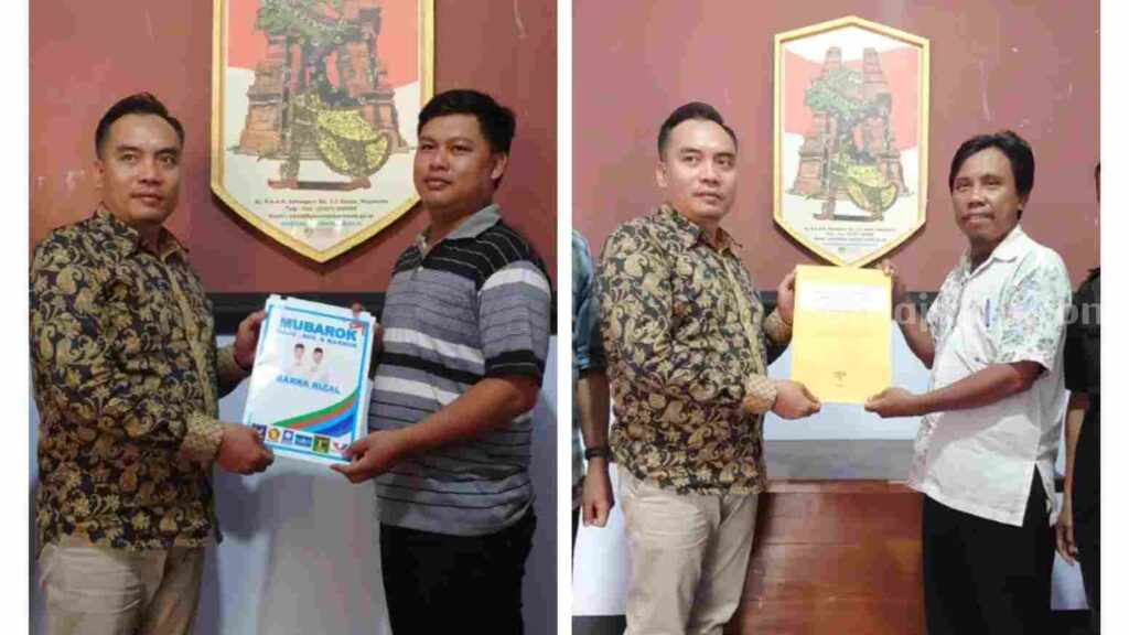 Ketua KPU Kabupaten Mojokerto, Afnan Hidayat menerima berkas perbaikan dari masing-masing LO bakal paslon. [Foto : ist]
